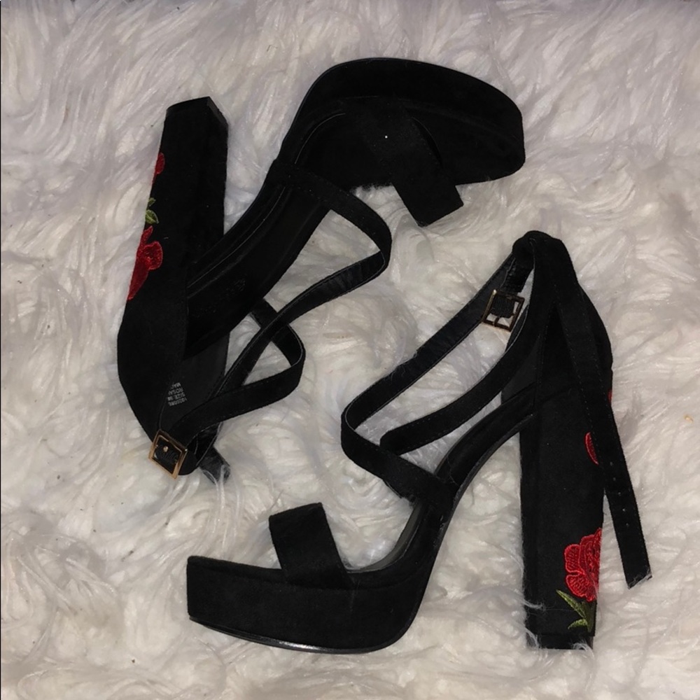 Straps black heals with embroidered roses